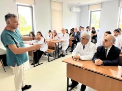 Professoru Yavuz Öztürklər Lənkəran Dövlət Universitetinin Baytarlıq fakültəsində təhsil alan təcrübəçi tələbələrlə növbəti əyani məşğələsini keçirib.
